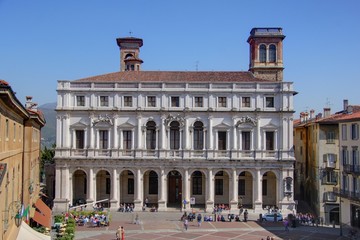 Fototapeta na wymiar budowanie w Bergamo