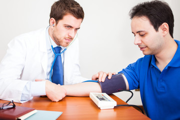 Obraz premium Doctor examining the blood pressure