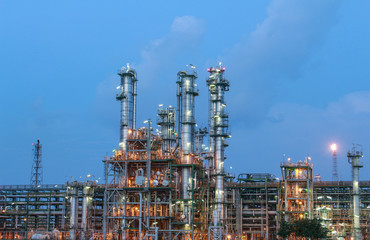 Obraz na płótnie Canvas Structure of petrochemical plant in evening scene 