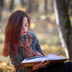 Obraz premium Girl reading a book