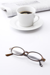 眼鏡とコーヒーと新聞紙