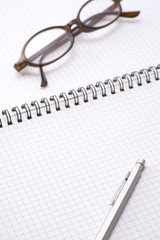 眼鏡とペンとノート