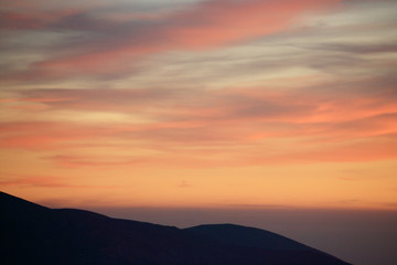 Fototapeta na wymiar Zachód słońca nad górskim grzbietem