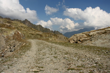 Fototapeta na wymiar uzwojenia chodnik w Aiguilles Rouges w Alpach francuskich