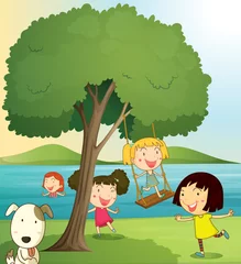 Poster meisjes spelen onder boom © GraphicsRF