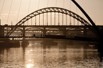 Fototapeta na wymiar Millenium i Tyne mostów. Newcastle Upon Tyne.