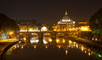 Fototapeta na wymiar Nocny widok z Bazyliki Świętego Piotra i Tybru w Rzymie, we Włoszech