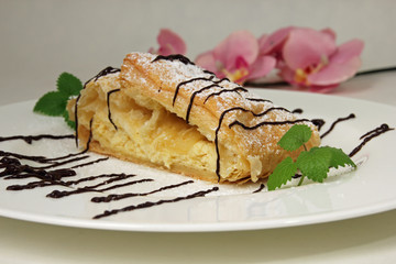 frischer Topfenstrudel