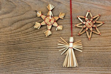 strohstern und engel auf holz