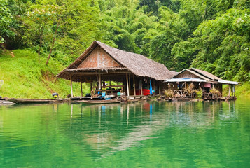 Fototapeta na wymiar floating house at Ratchaprapha dam,Thailand