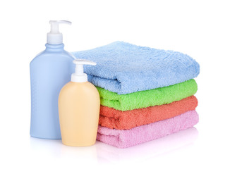 Obraz na płótnie Canvas Kosmetyki butelki i ręczniki