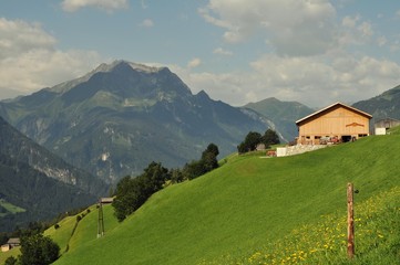 Fototapeta na wymiar Krajobraz z drewnianym domu rolnictwa w austriackim Tyrolu.