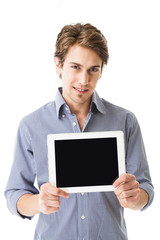 Mann hält Tablet zur Kamera