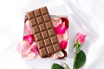 Cioccolato al latte con petali di rosa