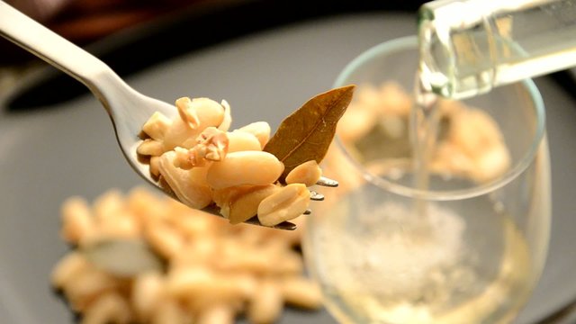 Bean and peanut salad Ensalada de man&igrave; y frijoles