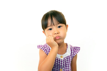 不満な表情を浮かべる女の子