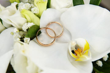 Obraz na płótnie Canvas orchids and wedding rings