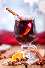 Glühwein mit Zuckerrand und weihnachtlicher Deko