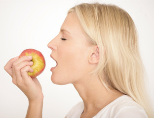 junge Frau isst einen Apfel
