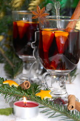zwei Gläser Glühwein