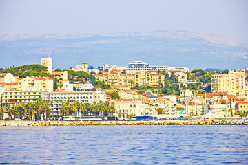 Fototapeta na wymiar Widok Cannes od morza