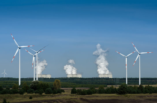 Windr&auml;der vor einem Kohlekraftwerk