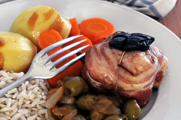 Paupiette, pruneau, olive et pommes de terre