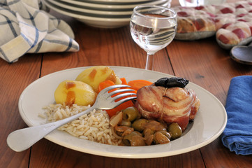 Assiette de paupiette aux pruneaux et olives vertes