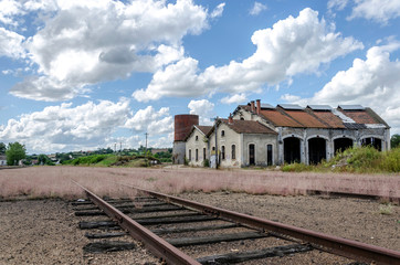 Fototapeta na wymiar Opuszczony dworzec kolejowy
