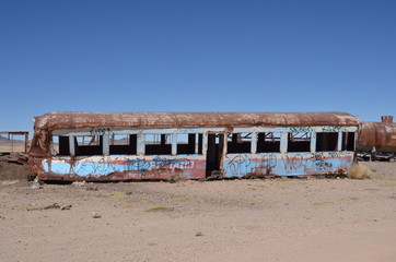 Obraz premium dead bus in the desert