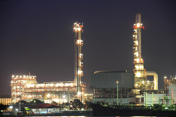 Fototapeta na wymiar Oil refinery