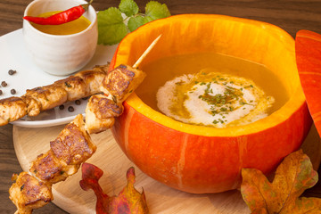 herbstliche Kürbiscremesuppe mit Hühnchenspieße und Chili