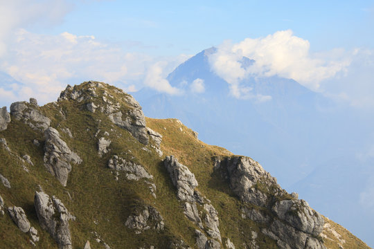 paesaggio dal monte Grona. Sullo sfondo il Legnone