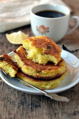 Vanilla cakes with raisins