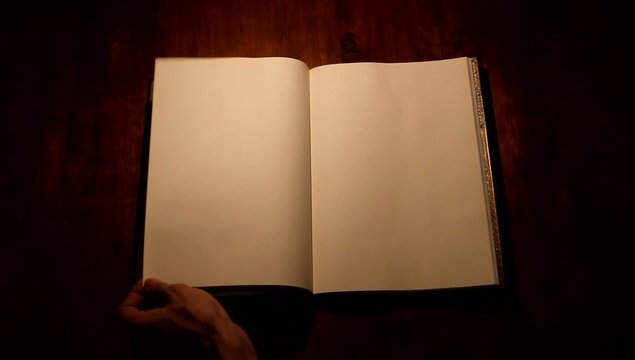 Pasar página de un libro en blanco