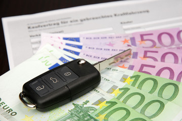 Autokaufvertrag mit Schlüssel und Geld - obrazy, fototapety, plakaty