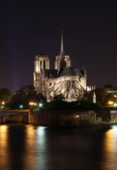 Fototapeta na wymiar Notre Dame w nocy sceny
