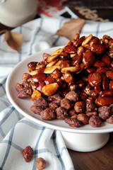 dolci croccanti nocciole mandorle con zucchero caramellato