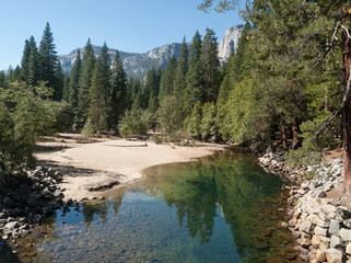 Fototapeta na wymiar Merced River w Yosemite National Park