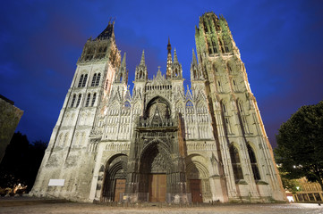 Fototapeta premium Rouen - The cathedral at night
