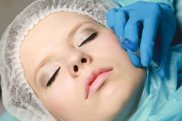 Fototapeta na wymiar Wstrzyknięciu preparatu Botox do twarzy - Close-up obraz