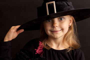 Dziewczynka w czarnym kapeluszu - obrazy, fototapety, plakaty