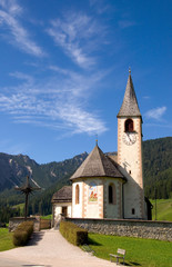 Fototapeta na wymiar Kapelle w San Vito - Dolomity - Alpy