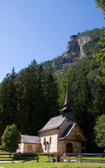 Fototapeta na wymiar Kapelle am Pragser Wildsee - Dolomiten - Alpen