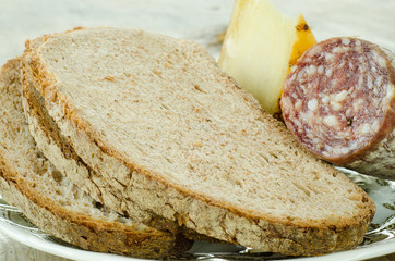 Pane integrale,salsiccia e pecorino