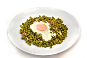 Plato de guisantes con huevo y bacón