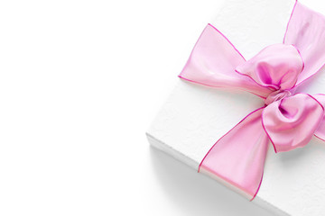 Geschenk mit rosa Schleife