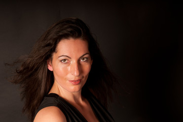 Fototapeta premium Frauenportait mit schwarzem Hintergrund