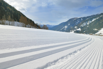 Fototapeta na wymiar Snowy krajobraz górski z trasy kraju