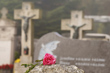 Friedhof mit alten Grabsteinen